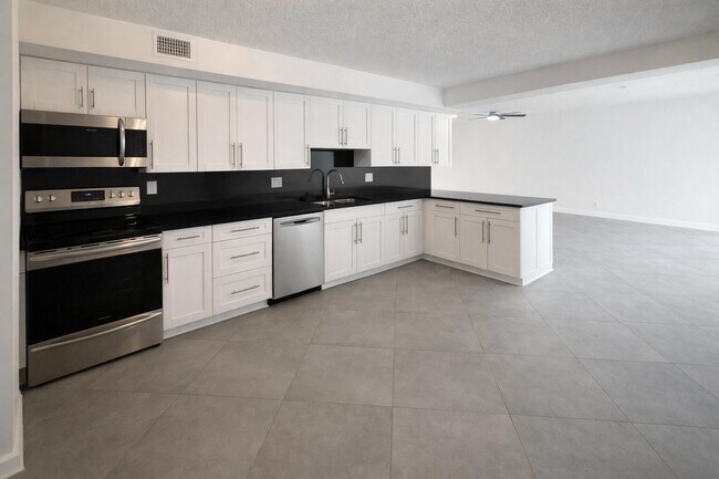 Foto del edificio - 3355 Jaywood Terrace