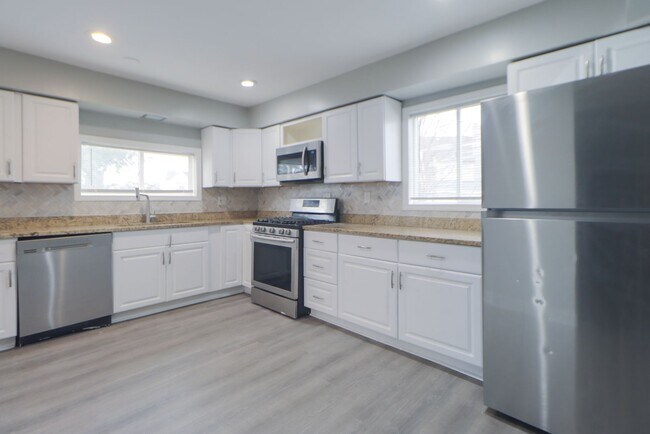 Foto del edificio - Spacious 3 Bedroom Sunnyside Duplex