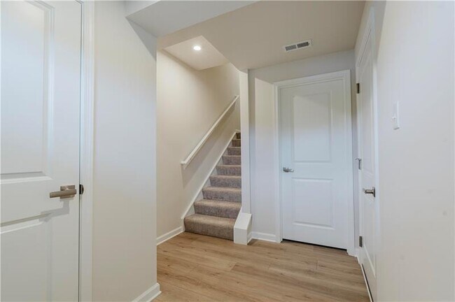 Building Photo - 157 White Oak Dr