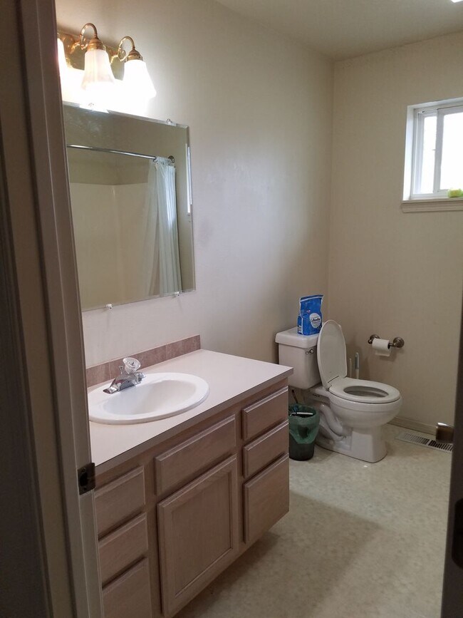 Building Photo - 4 bedroom 2 bath home in Bozeman with double attached garage