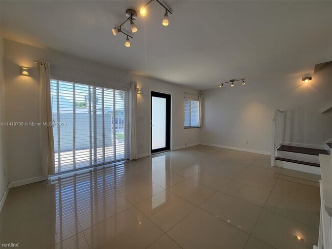 Foto del edificio - 2 br, 2 bath Townhome - 3874 SW 107th Ave