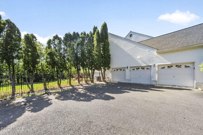 Building Photo - 14 Heathrow Ct