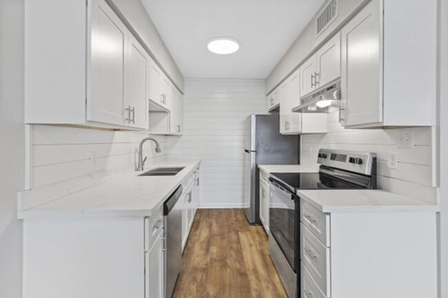 Building Photo - 270 Bruce Cir