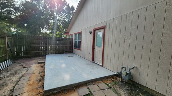 Building Photo - 10735 Parkland Woods Dr