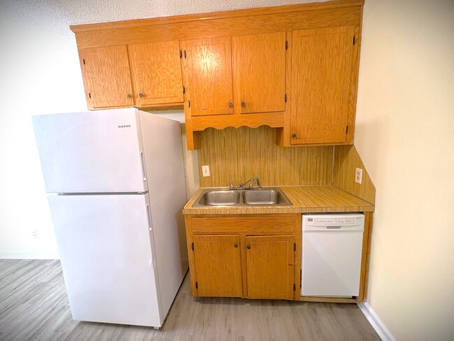Foto del edificio - Condo on Chandler Drive near Cherry Park