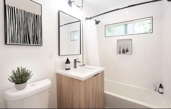 Building Photo - Designer unit in West Hollywood!