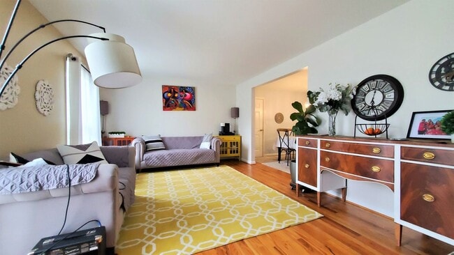 Foto del edificio - Premium Renovation Inside a Wonderfully Sp...