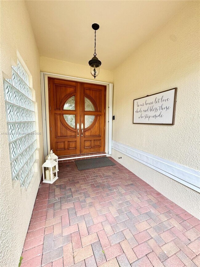 Foto del edificio - 5630 NW 104th Ct