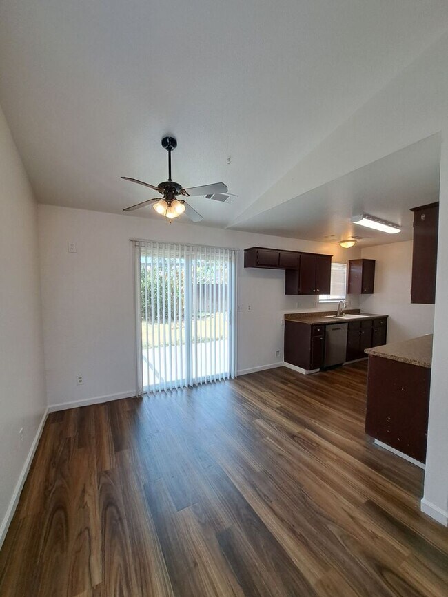 Foto del edificio - Single Level 3BR Home w/ Backyard Ready to...