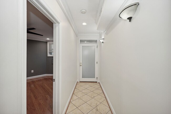 Building Photo - Steps to Metro! Professionally Managed// 2...