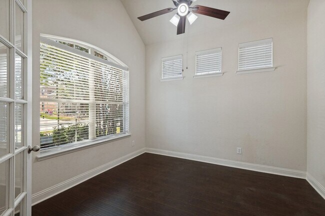 Building Photo - 594 Louder Way