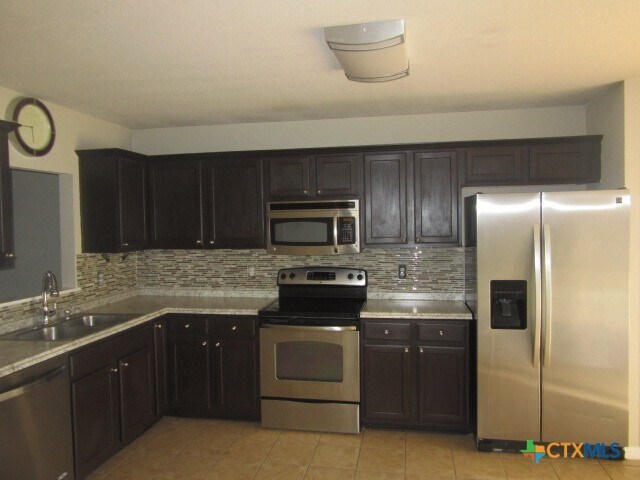 Foto del edificio - 1213 Fox Creek Dr