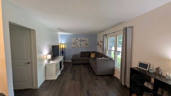 Building Photo - 803 Forest Ct