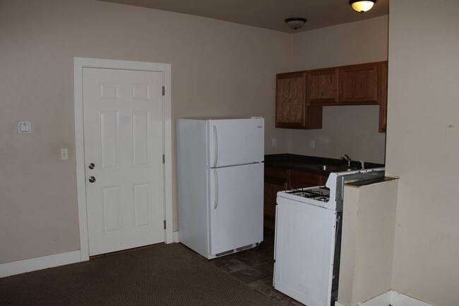 Building Photo - 1 BR 1 Bath Apartment