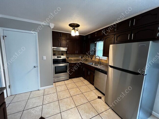 Foto del edificio - 2902 Tall Tree Ln