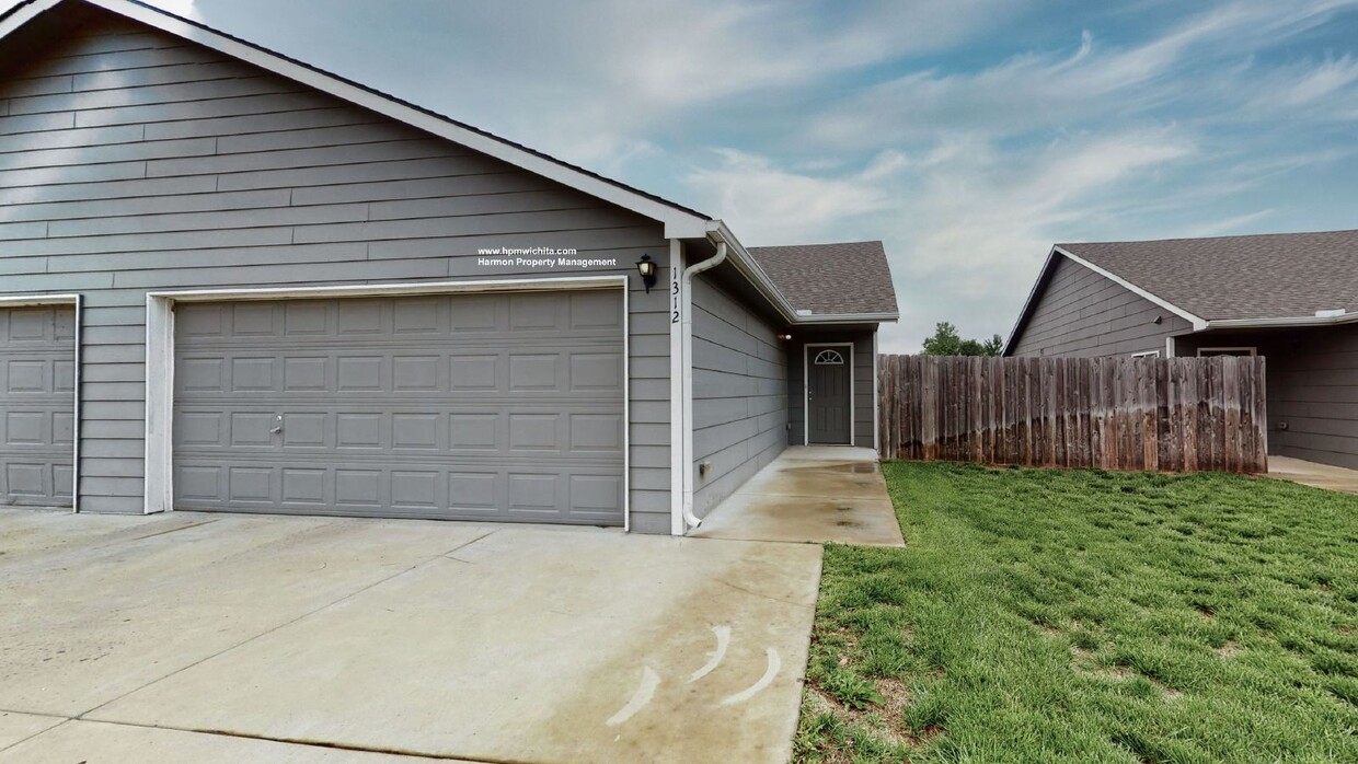 Foto principal - 1270 N Curtis Ct