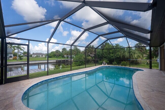 Foto del edificio - 3 BEDROOM • 2 BATHROOM • PRIVATE POOL • WATERFRONT • BOAT LIFT • ZERO DEPOSIT MOVE-IN AVAILABLE