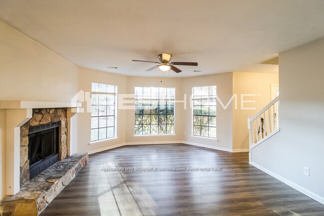 Foto del edificio - 915 Mainstreet Lake Dr