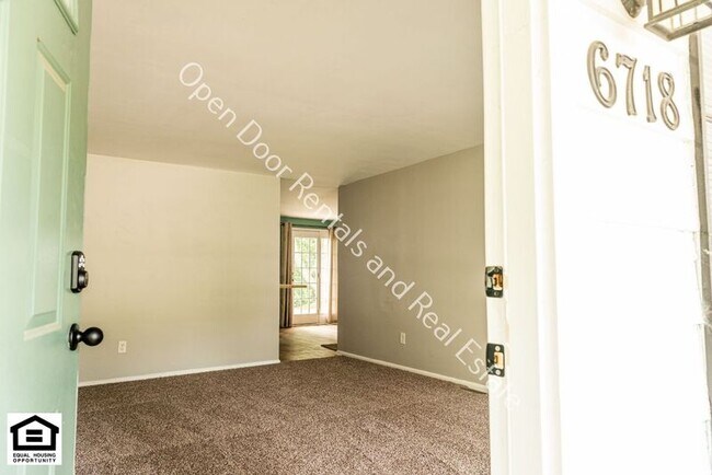 Foto del edificio - 6718 Raintree Rd