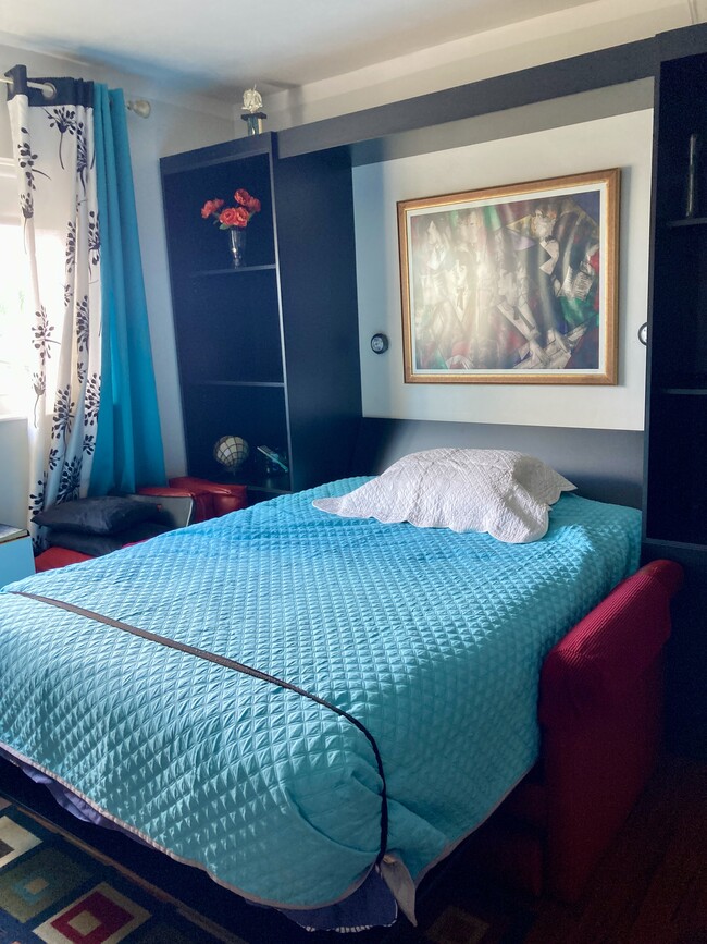 Sleeping area, very comfortable full-size bed - 3525 Polk St