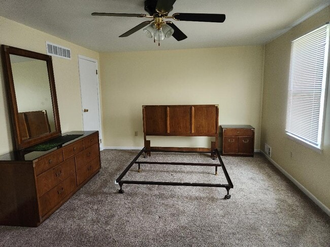 Master bedroom with furniture & queen size bed. - 7226 Witmer Rd