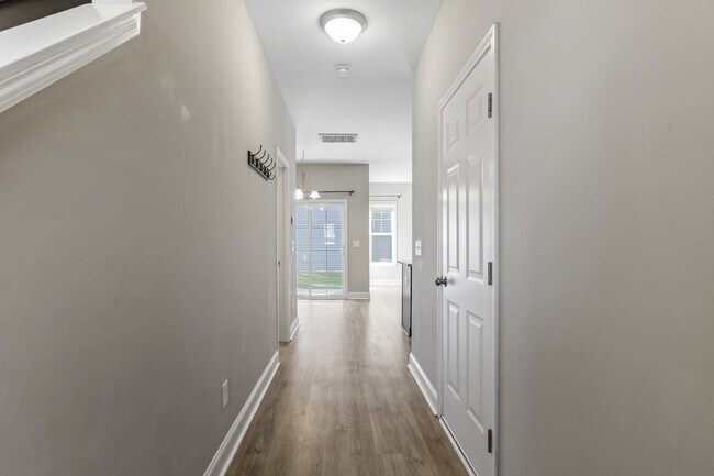 Building Photo - Stonebay Townhome