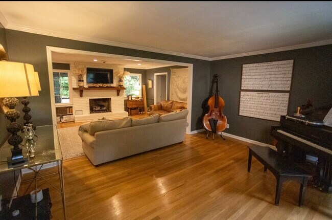 Open big rooms - 1410 Glenwood Ct SE