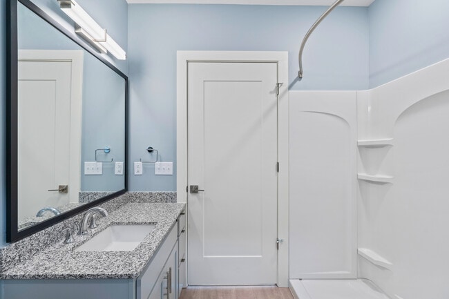 1 Bed - Bathroom - Reed Creek Greenway Apartments