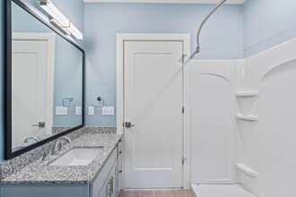 1 Bed - Bathroom - Reed Creek Greenway Apartments