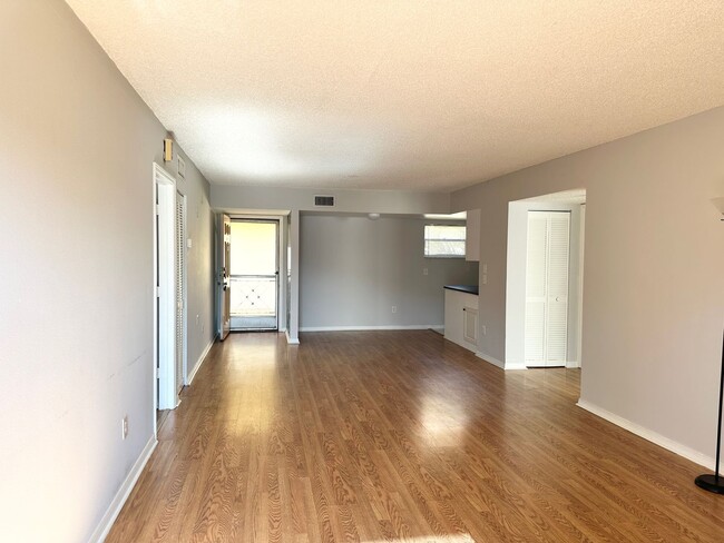 Foto del edificio - ** Prime McGregor Location - 2/2 Condo - V...