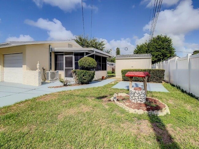 Building Photo - Beautiful 2/2 ~1000Sq. Ft. with NEW floors...