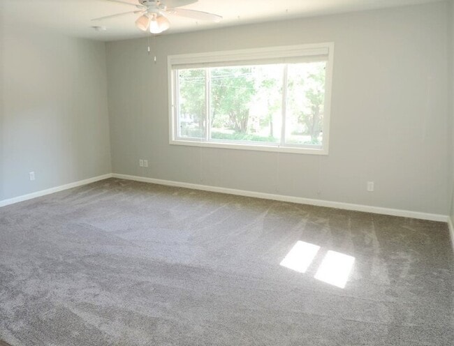 Building Photo - $1,400 | 3 Bedroom, 1 Bathroom Top Floor D...