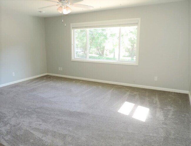 Foto del edificio - $1,400 | 3 Bedroom, 1 Bathroom Top Floor D...