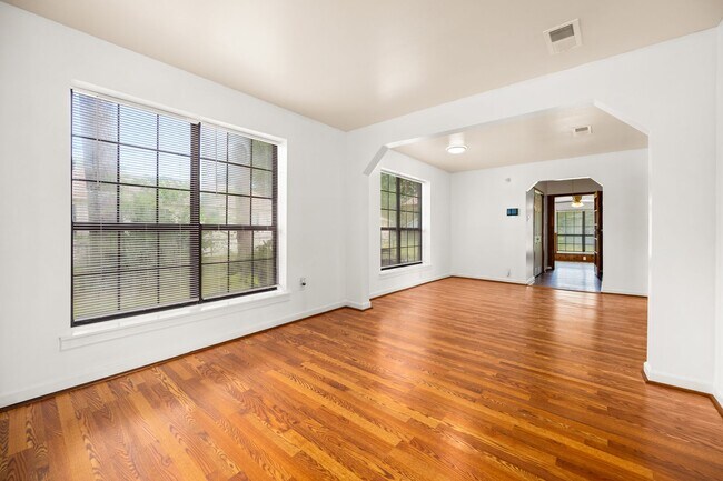 Building Photo - Check Out this 2 bed 1 bath in Alexandria