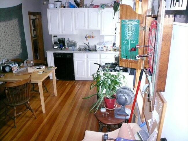 Building Photo - Central Allston Location. Eat-in Kitchen, ...