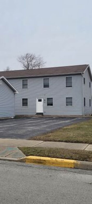 Foto principal - Three Bedroom One Bath Townhouse Near BGSU