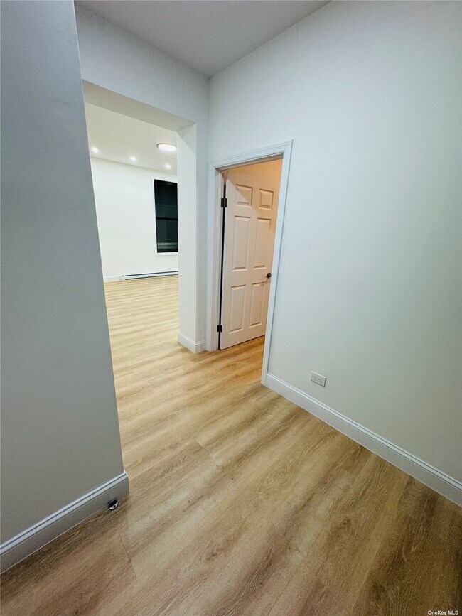 Foto del edificio - 2064 Bathgate Ave