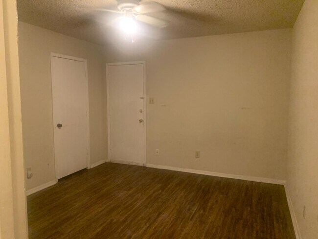 Foto del edificio - 420 Oakwood Ln
