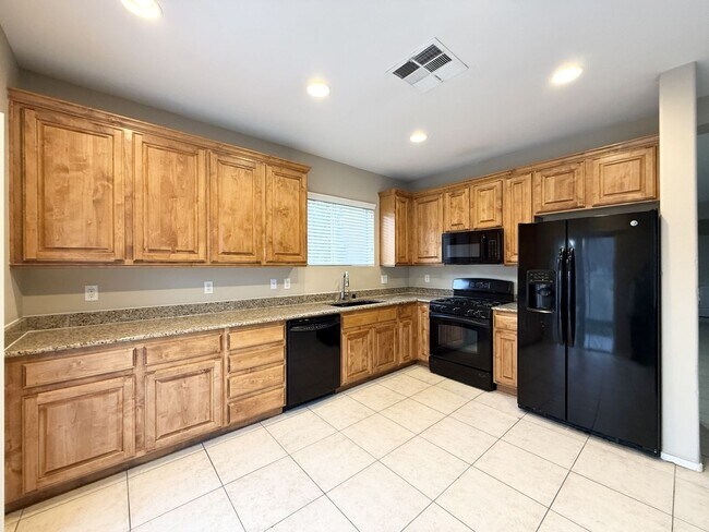 Foto del edificio - COZY 3 BEDRROM 3 BATH COMING SOON!!