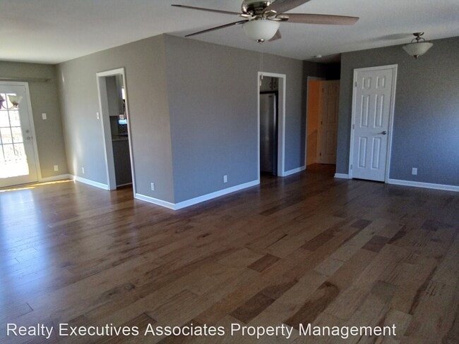 Building Photo - 3 br, 2.5 bath House - 1917 Plumb Creek Ci...