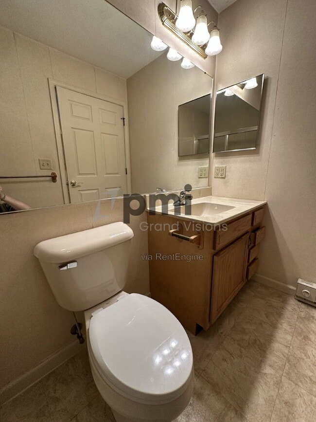 Foto del edificio - 1308 Arthur Ave