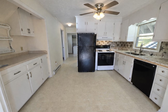 Building Photo - Light-Filled 3BR Home with Wraparound Deck, Convenient to Town