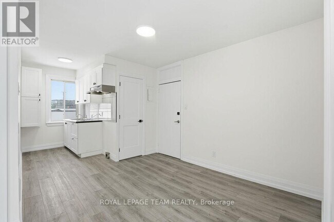 Photo du bâtiment - 874 Clyde Ave N