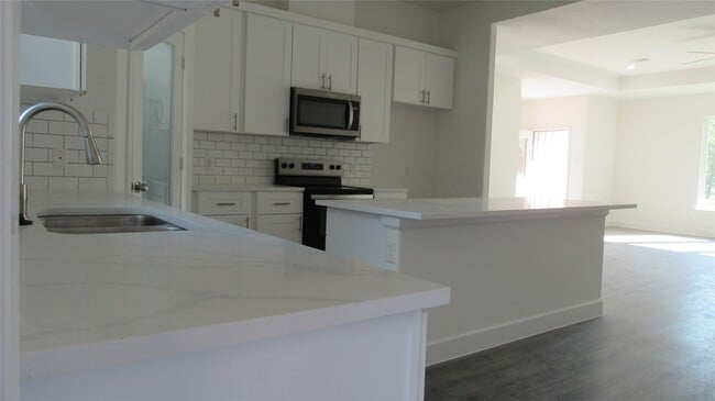 Foto del edificio - 401 Deep Woods Ln