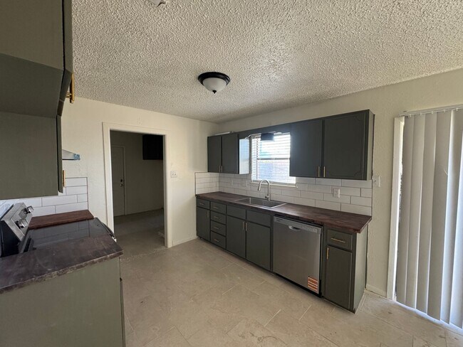 Foto del edificio - Beautifully Remodeled 4-Bedroom Home with ...