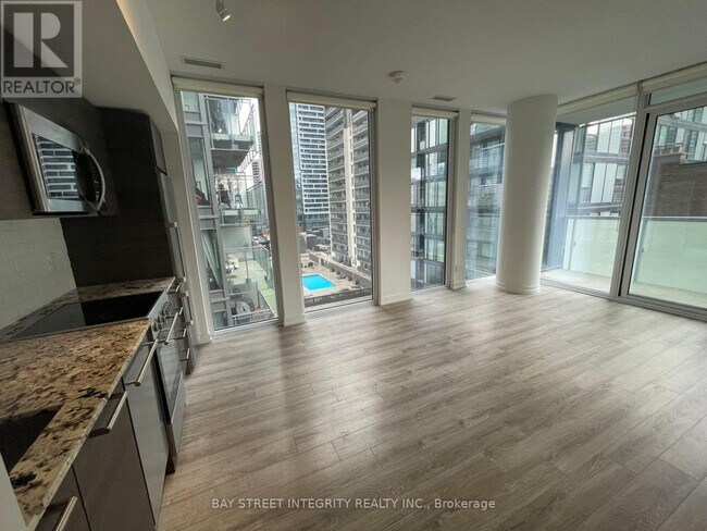 Photo du bâtiment - 28 Wellesley St E