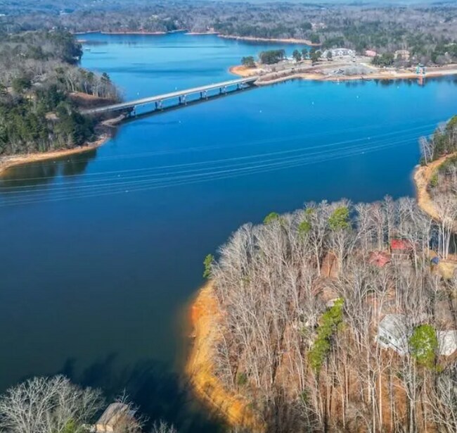 Foto del edificio - 3417 The Trail Rd