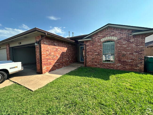 Building Photo - 2614 Silvertree Dr