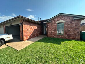 Building Photo - 2614 Silvertree Dr