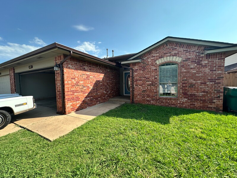 Foto principal - 2614 Silvertree Dr